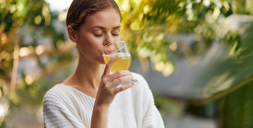 Kombucha Benefits: What It Is, Health Effects, and Potential Risks
